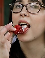 8 pictures - Ophelia Palentine Found Hair In Food