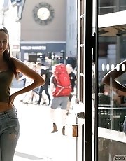 8 pictures - Jessica Albanka Sentralstasjon